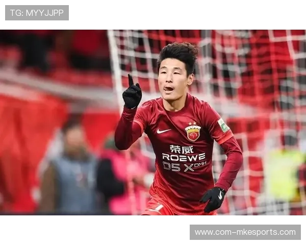 足球巨星训练场风采展示 见证顶级球员日常备战与超凡技艺的碰撞